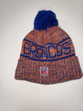 New Era Denver Broncos 2025 Sideline Collection Cold Weather Pom Beanie